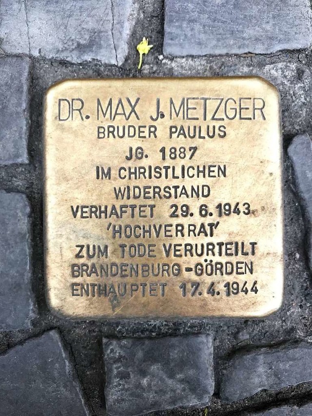 Der Stolperstein fr Max Josef Metzger...St. Joseph im Berliner Bezirk Wedding.  | Foto: Lars Halter