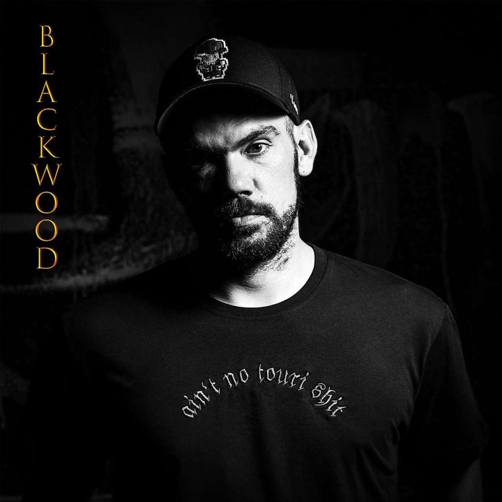Sein Künstlername ist Blackwood. Rap ist schon seit 12 Jahren sein Hobby.  | Foto: Fabian Eßl_Underburn City Shot