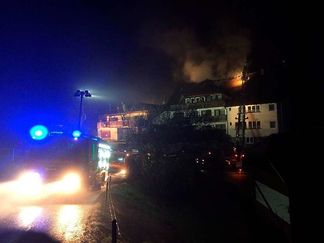 Bei einem Wohnhausbrand in Zell-Adelsb...wohner und ein Feuerwehrmann verletzt.  | Foto: Feuerwehr