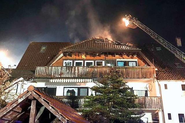 14 Menschen vor dem Feuer gerettet – Zwei Verletzte bei Hausbrand in Zell im Wiesental