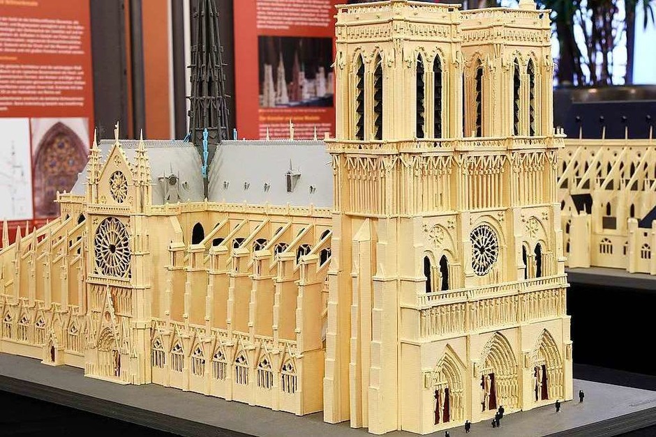 Die Ausstellung zeigt Modelle des Künstlers Luciano Xavier Dos Santos. Die römisch-katholische Kirche Notre-Dame de Paris vor dem Brand. Sie ist die Kathedrale des Erzbistums Paris. Die „Unserer Lieben Frau“, also der Gottesmutter Maria geweihte Kirche wurde in den Jahren von 1163 bis 1345 errichtet und ist somit eines der frühesten gotischen Kirchengebäude Frankreichs (Foto: Thomas Kunz) Die Ausstellung zeigt Modelle des Künstlers Luciano Xavier Dos Santos. Die römisch-katholische Kirche Notre-Dame de Paris vor dem Brand. Sie ist die Kathedrale des Erzbistums Paris. Die „Unserer Lieben Frau“, also der Gottesmutter Maria geweihte Kirche wurde in den Jahren von 1163 bis 1345 errichtet und ist somit eines der frühesten gotischen Kirchengebäude Frankreichs (Foto: Thomas Kunz)