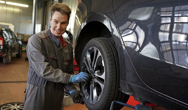 Niko Riesterer vom Autohaus Schmidt in Bernau wechselt zurzeit stndig Reifen.   | Foto: Verena Wehrle