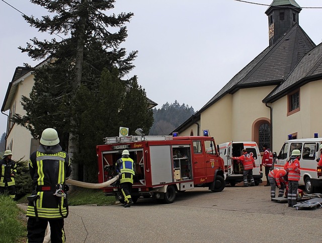 Die bung der Gesamtfeuerwehr Gutach f...t. Im Hintergrund die dortige Kirche.   | Foto: Karin Heiss