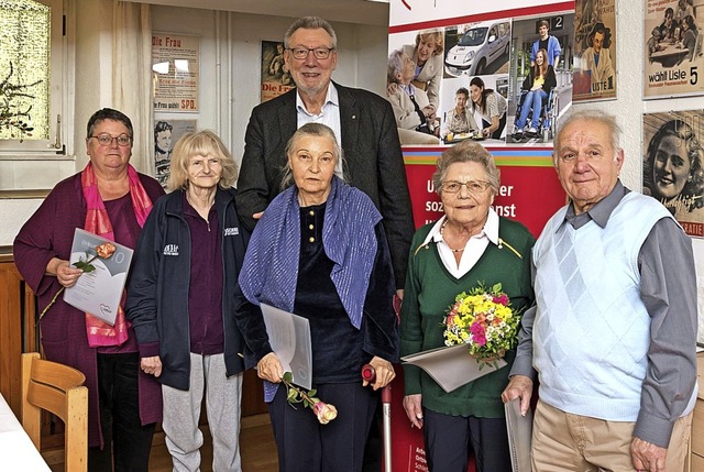 Der AWO-Ortsvorsitzende Klaus Laxander...Charlotte Hnisch und Heiner Schroth.   | Foto: Helmut Rothermel