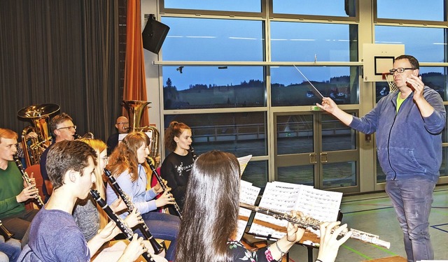 Der neue Dirigent Markus Blle probt m...r das Jahreskonzert am Ostersonntag.   | Foto: Wilfried Dieckmann