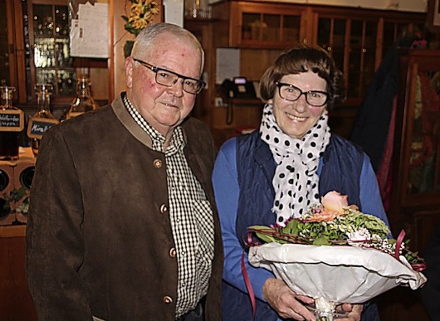 Grund zur Freude: Manfred Rein ehrte Marta Bergmann fr 50 Jahre Mitgliedschaft.  | Foto: Werner Schnabl