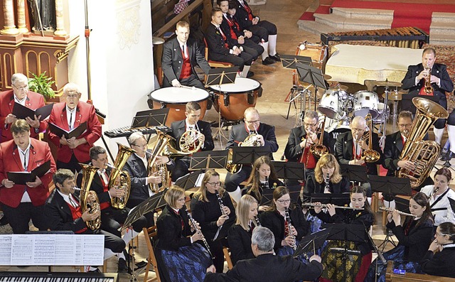 Trachtenkapelle und Mnnergesangverein...t in die St. Michaelkirche eingeladen.  | Foto: Karl-Heinz Rmmele