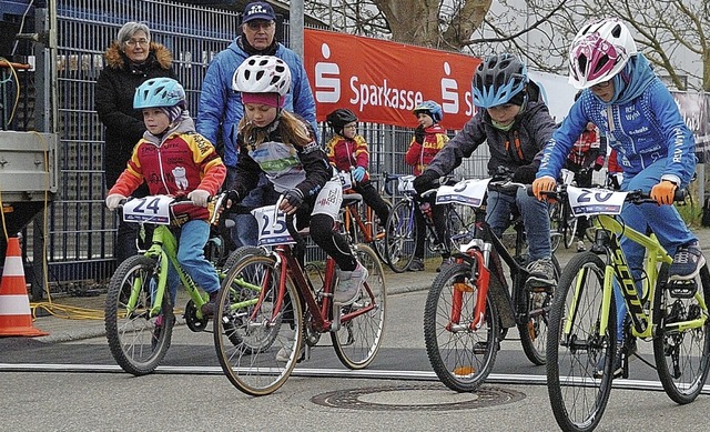 Auch die Jngsten gingen beim Rennen in Wyhl gleich voll zur Sache.  | Foto: Jrgen Schweizer