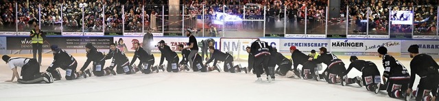 Die Raupe lebt: Nach dem Klassenerhalt...EHC Freiburg ausgelassen auf dem Eis.   | Foto: Patrick Seeger