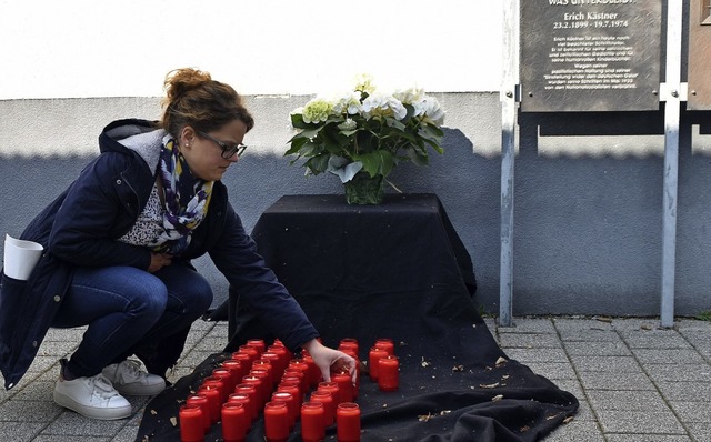Vertreter  der Schule, hier Katrin Mei...n Kerzen zur Erinnerung an die Opfer.   | Foto: Barbara Puppe