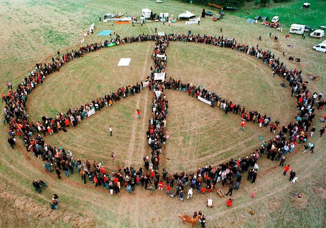 Ostermarschierer formen im Jahr 1998 i...eide (Brandenburg) das Peace-Zeichen.   | Foto: DPA