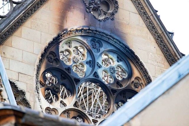 In altem Glanze neu erstrahlen? Verkohlte Auenfassade von Notre-Dame  | Foto: dpa