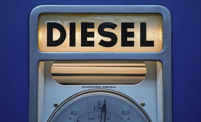 Wer Diesel tankt muss weiter mit Unsic...falls dort, wo die Luft schlecht ist.   | Foto: dpa