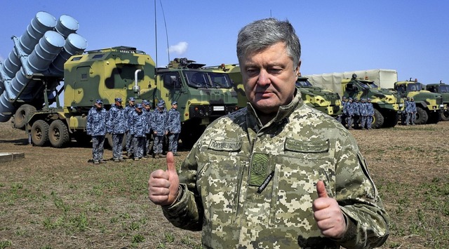 Poroschenko gibt sich bei einer Besichtigung von Marschflugkrpern siegessicher.  | Foto: dpa