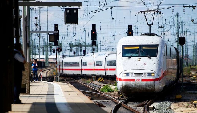 Steuerlich soll Bahnreisen gnstiger werden.  | Foto: dpa