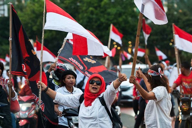 Untersttzer des amtierenden Prsident... der ersten Wahlergebnisse in Jakarta.  | Foto: dpa