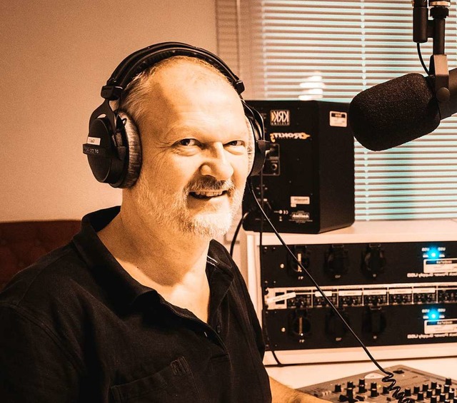 Moderator und Redakteur Klaus Deuss mo...; seit 2006 im Freien Radio Wiesental.  | Foto: Radio Wiesental