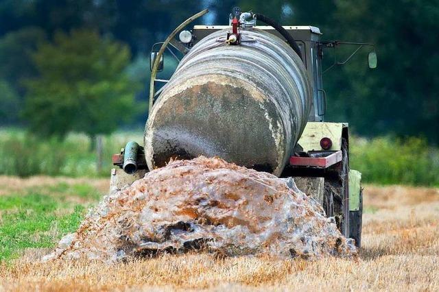 Elfjhriger mit Traktor und Gllefass unterwegs