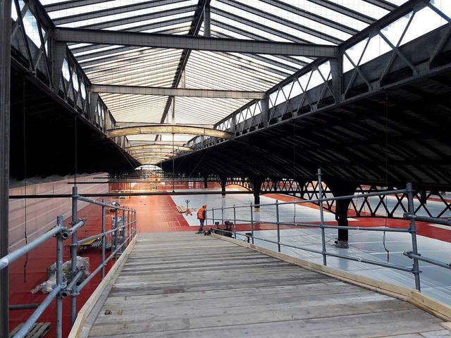 Fr die Arbeiten am Dach der Bahnhofsh...allfeldgroe Arbeitsbhne installiert.  | Foto: SBB