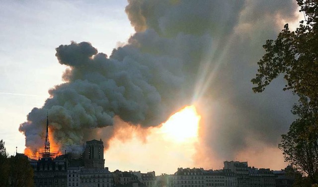 Eine Rauchsule wie aus einem Actionfi...s brennende Gotteshaus am Montagabend.  | Foto: dpa