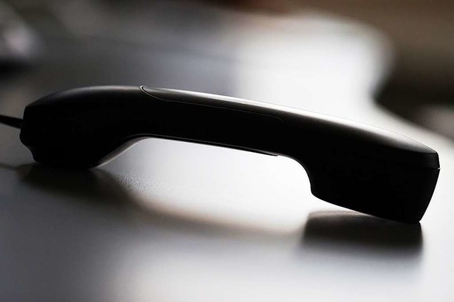 Unbekannte haben sich am Telefon als P...efallen ist aber niemand (Symbolbild).  | Foto: dpa