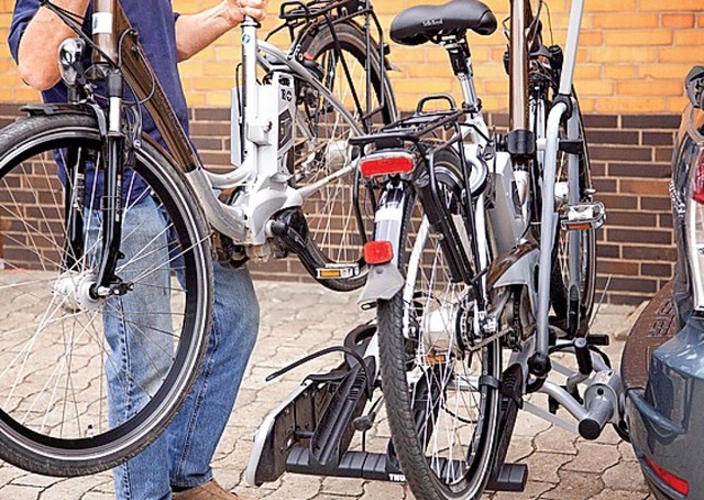 Praktisch: Fahrradtrger auf  Anhngerkupplung  | Foto: dpa