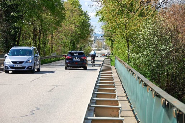 Die Fahrt auf der Heldelinger Strae ...inweg soll fr Radler sicherer werden.  | Foto: Herbert Frey