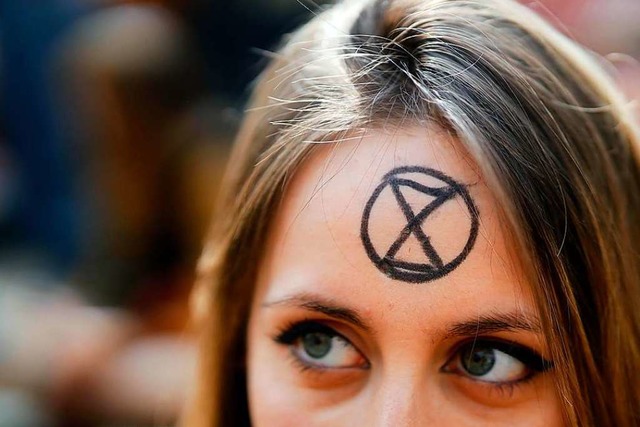 Das markante X ist das Emblem der Bewe... einer Protestaktion in London.&#8207;  | Foto: AFP