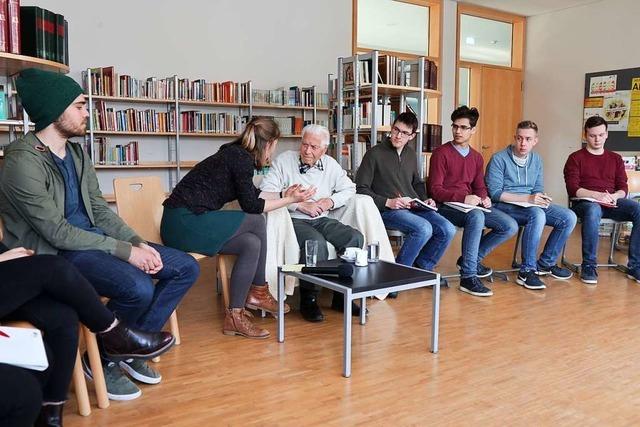 Altbrgermeister spricht als Zeitzeuge am Schnauer Gymnasium