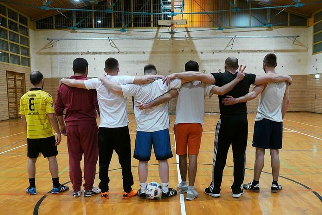 Sieben von 30 Hftlingen, die am Fuba...to in der Sporthalle der JVA Freiburg.  | Foto: David Weigend