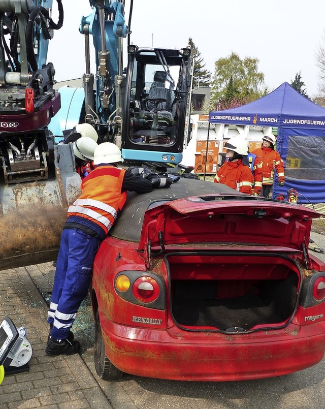 Dieser inszenierte Unfall forderte Feu...ute und Rettungsdienst gleichermaen.   | Foto: Claudia Bachmann-Goronzy