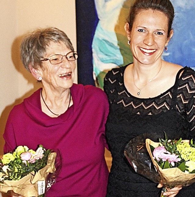 Heidemarie Schottmller (links) und So...#8220; ist Titelbild der Ausstellung.   | Foto: Monika Weber