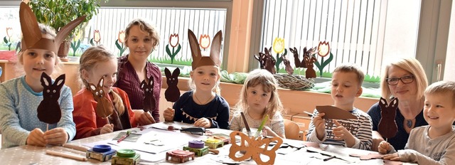 Ostern naht (v.l.): Elisa, Ksenia, Jes...anziska, Paul, Traudl Keller und  Nic   | Foto: puppe