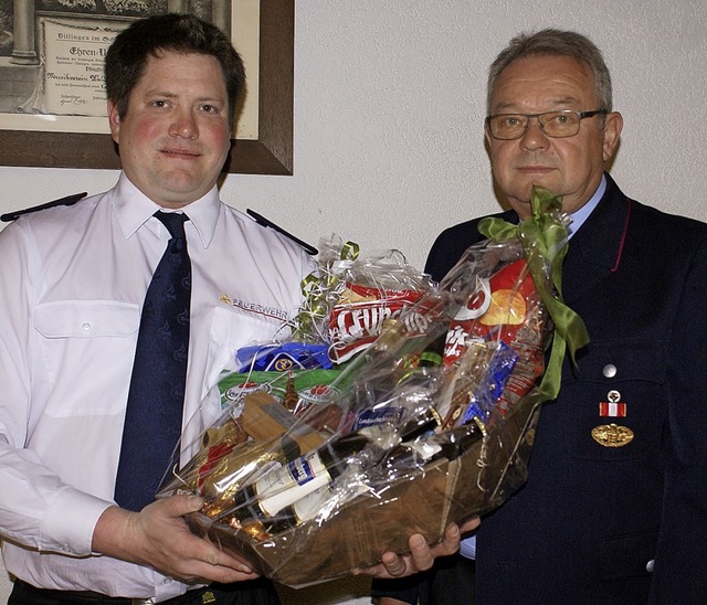 Fr seine 50-jhrige Mitgliedschaft in...mit einem Geschenkkorb ausgezeichnet.   | Foto: Werner Probst