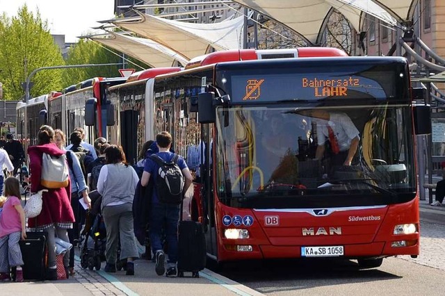 Zahlreiche Zugreisende mussten am Feiertag auf den Bus umsteigen.   | Foto: Hubert Rderer