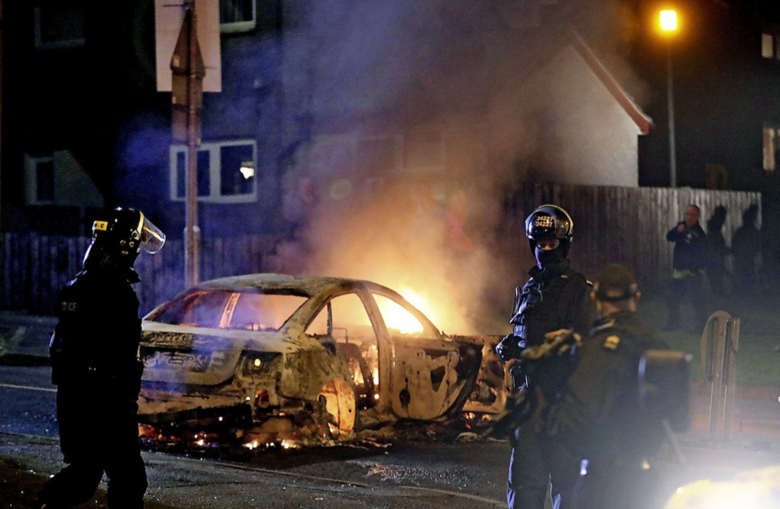 Brennende Autos nach den Krawallen im nordirischen Londonderry   | Foto: dpa