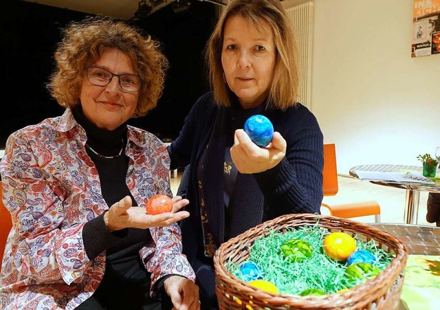 Brigitte Wittkmper (links) und Susann...r, sterliche Geschichten rund ums Ei.  | Foto: Roswitha Frey