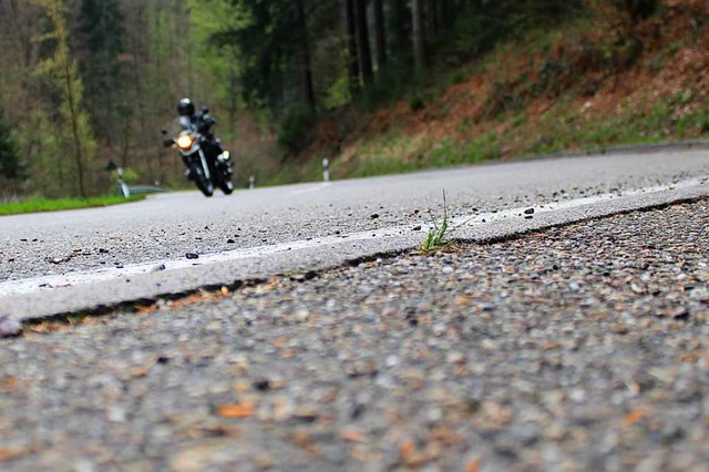 Motorradfahrer auf dem Anstieg Richtung Streitberg.  | Foto: Annika Sindlinger