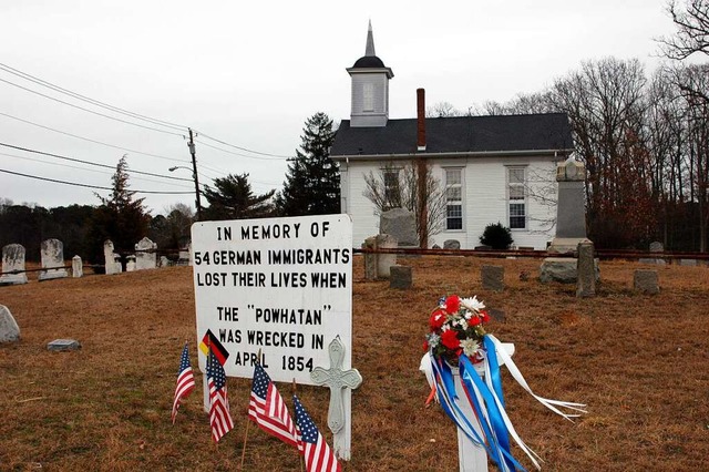 Auf dem Friedhof der Methodisten-Kirch...urden 54 Opfer der Powhattan begraben.  | Foto: Don McMahon