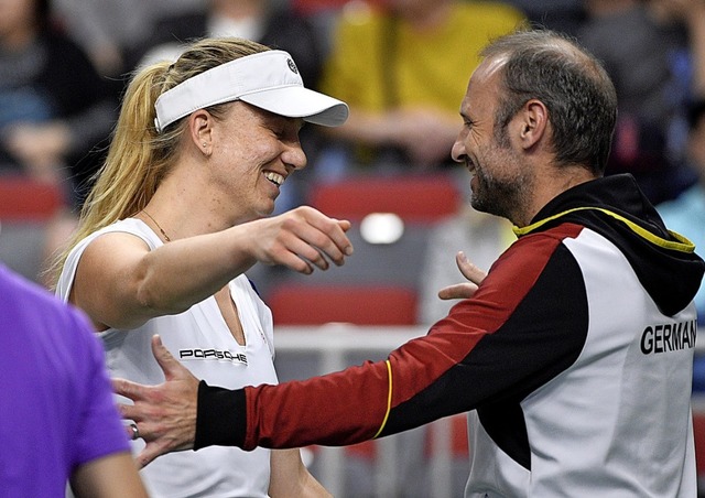 Glcklich nach dem Erfolg: Mona Barthe...utschen Fed-Cup-Kapitn Jens Gerlach.   | Foto:  DPA