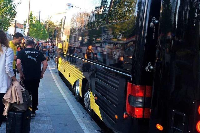 BVB-Bus fährt ins Bächle und bleibt stecken