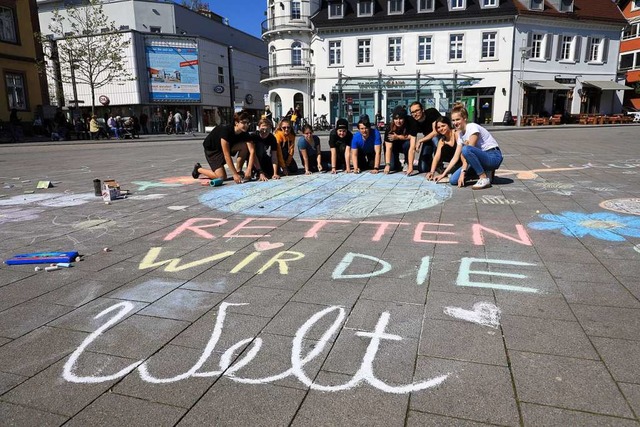 &#8222;Retten wir die Welt&#8220; &#82...hrer Fridays-for-Future-Demonstranten.  | Foto: Christoph Breithaupt