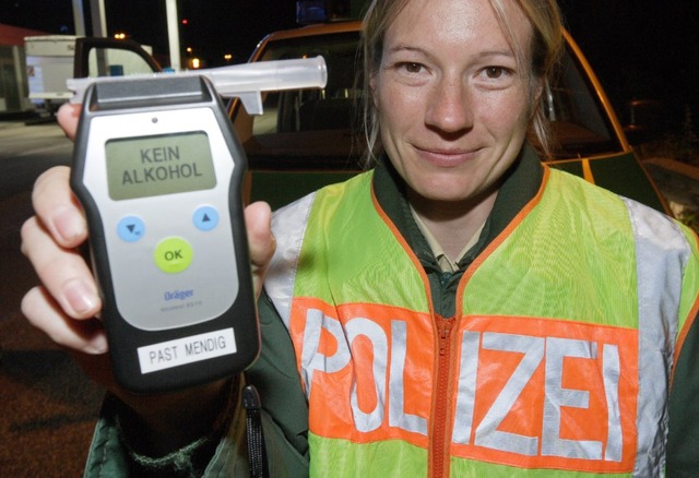 Anders als auf diesem Symbolbild wurde...n ein Autofahrer mit Alkohol erwischt.  | Foto: dpa