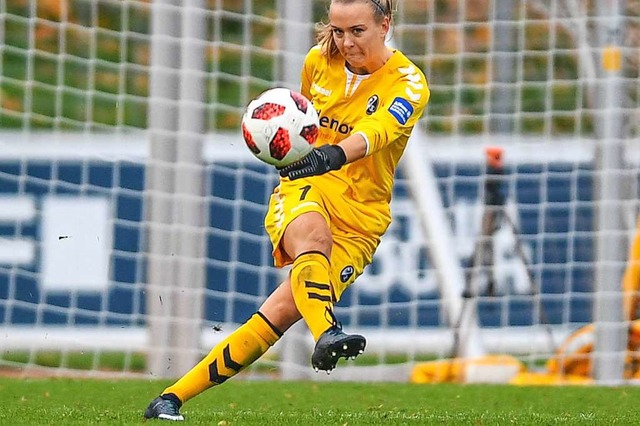 Verletzung am kleinen Finger: Nationaltorhterin Merle Frohms vom SC Freiburg  | Foto: Patrick Seeger