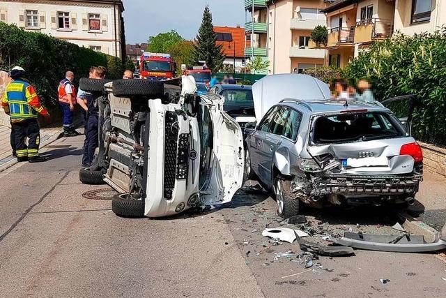 Mann fhrt in Kirchstrae gegen parkendes Auto und muss ins Krankenhaus