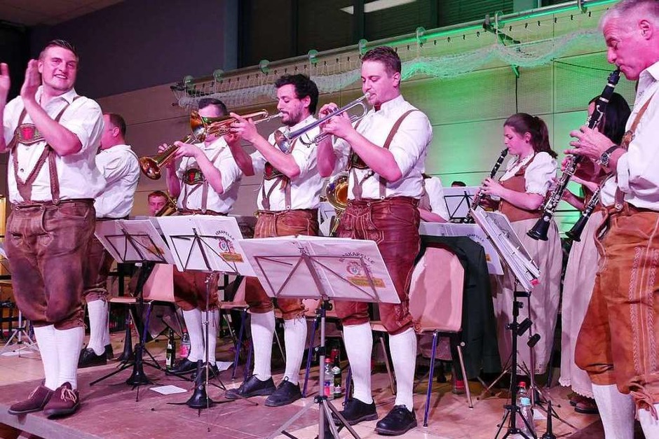 In zünftigem Outfit, musikalisch auf hohem Niveau, präsentierte sich die Blaskapelle Grünwald-Holzschlag. (Foto: Cornelia Selz) In zünftigem Outfit, musikalisch auf hohem Niveau, präsentierte sich die Blaskapelle Grünwald-Holzschlag. (Foto: Cornelia Selz)
