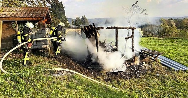 Ein Gartenhaus oberhalb Kapelle Maria ...n in Kippenheim brannte am Karfreitag.  | Foto: Feuerwehr Kippenheim