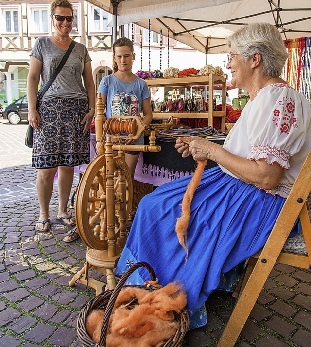 Die Herstellung  von Wolle aus Alpakafell wird auf dem Markt gezeigt.  | Foto: Olaf MIchel
