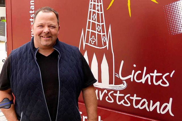 Dirk Licht steht jeden Tag mit seinem ...stand auf dem Freiburger Mnsterplatz.  | Foto: Sophia Hesser