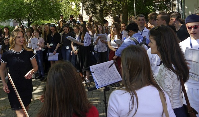 Sophia Wichmann (l.) aus Braunschweig ...Chor und Instrumentalisten in Position  | Foto: Heidi Ast